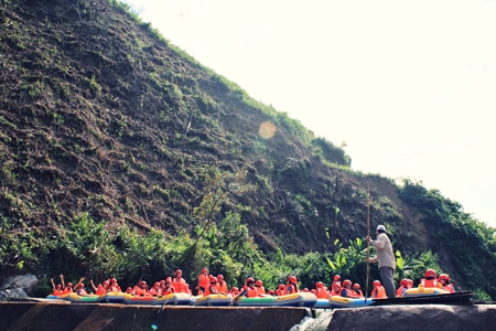 Trải nghiệm trượt thác thiên nhiên Hòa Phú Thành 