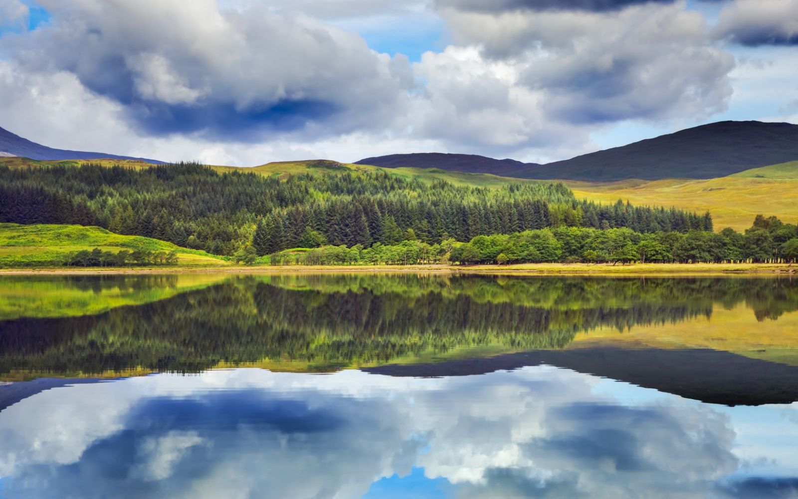 Độc giả của tạp chí Rough Guide đã bình chọn Scotland là đất nước đẹp nhất thế giới bởi những bờ biển hoang sơ, những hồ nước sâu và trong vắt, những lâu đài nằm vắt vẻo trên đỉnh núi cao đầy cổ kính và bí hiểm.